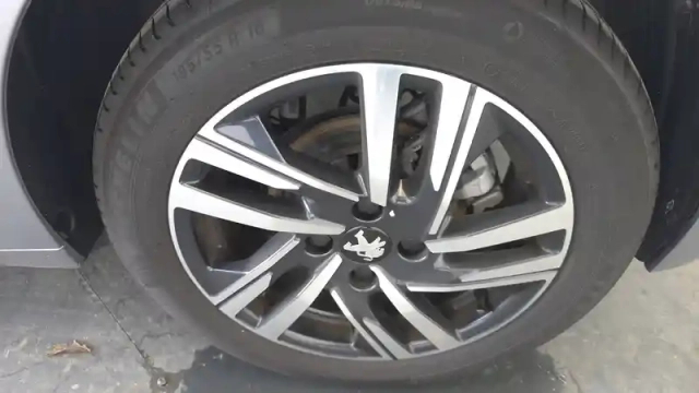 Peugeot 208 puretech 100 s&amp;s bvm6 — photo 10