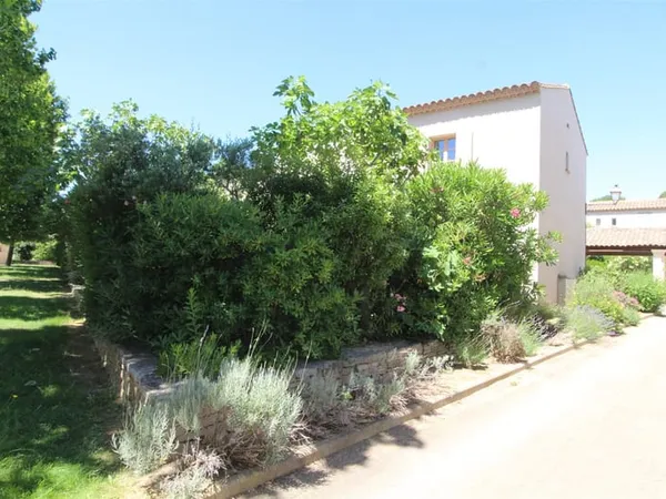 Villa avec terrass dans un village tous commerces