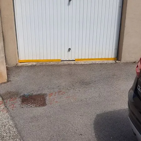 Garage à louer fermer 16m2 à Trets