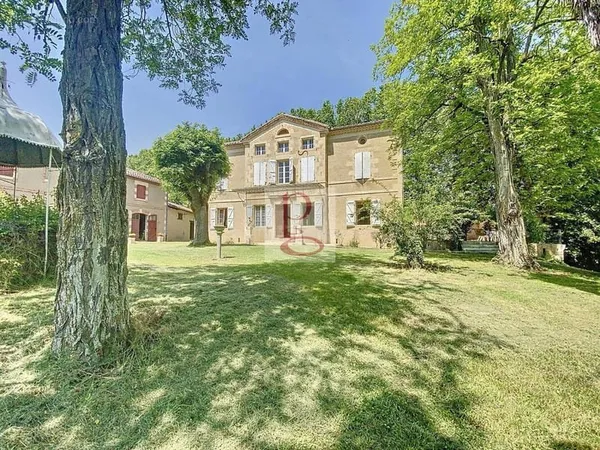 Maison de maitre avec dependances au cente d'un beau parc avec pièce d'eau