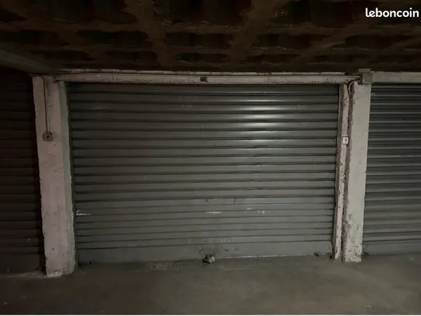 Garage 17 m2 aux Eaux Claires, avec électricité(prise et éclairage), en sous sol