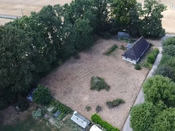 Vends bâtisse 98m² au sol + 94 m² étage à réhabiliter en habitation sur terrain plat 2900m² dans clo