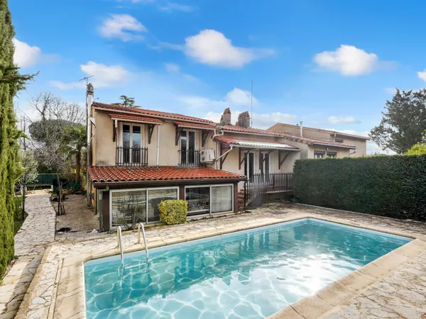 Grande maison familiale 7 pièces avec piscine CASTELGINEST