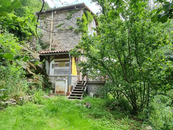 Maison et jardin en bordure de rivière - à rafraîchir - bon