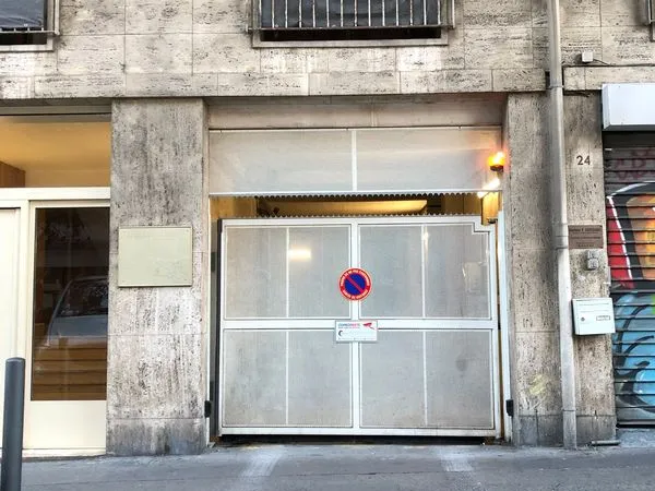 Grand garage box fermé - 16,5m2 - Plain-pied - Marseille 13002