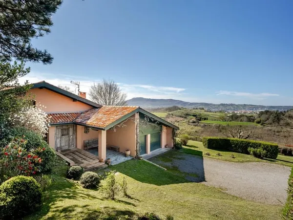 EXCLUSIVITÉ - Urrugne - Propriété avec vue dominante mer et montagnes sur 15 326 m²