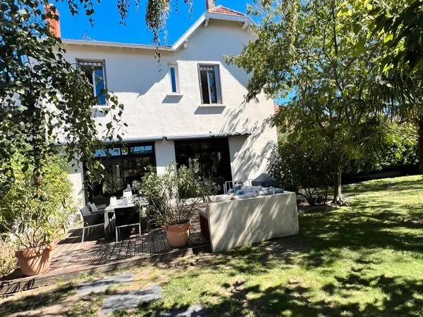 Maison de caractère entièrement rénové avec piscine et jacuzzi ROANNE