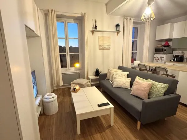 G rand studio meublé