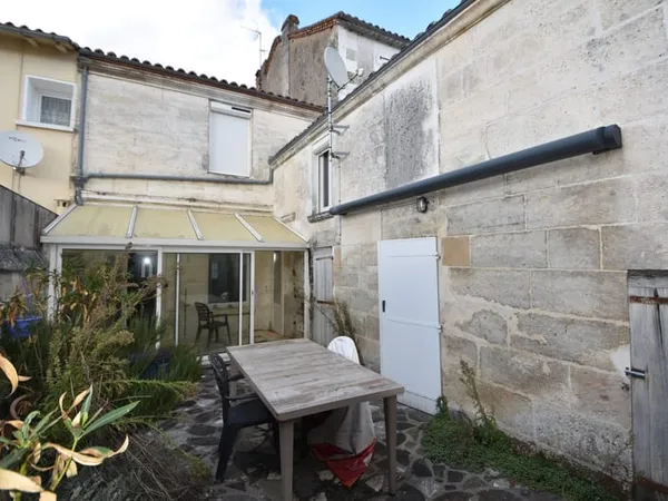 Maison de ville avec cour au coeur de Montbron