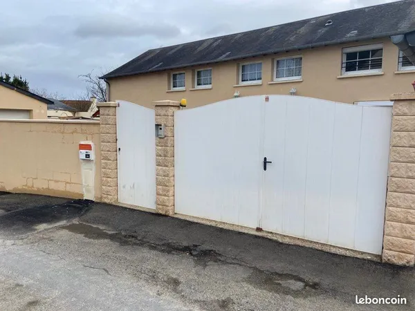 Maison mitoyenne 145 m² - 4 chambres - Cour 200 m² - Garage - La Bazoge