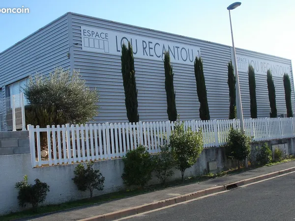 Locaux commerciaux à louer - 198 m² avec mezzanine - Pézenas dans un ensemble de 10 locaux