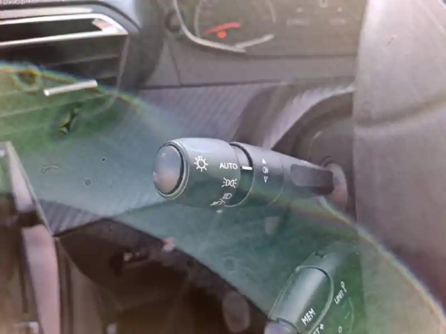 Peugeot 208 puretech 75 s&amp;s bvm5 — photo 68