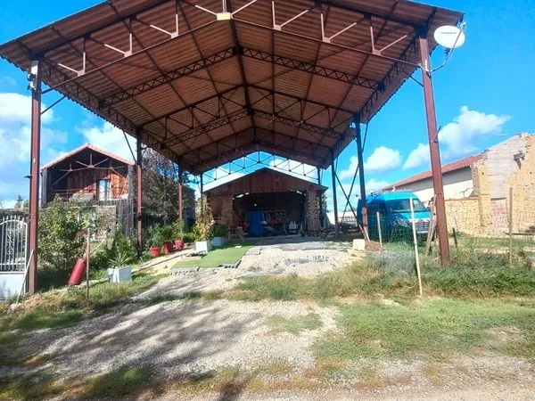 Terrain avec hangar et maison en ruine