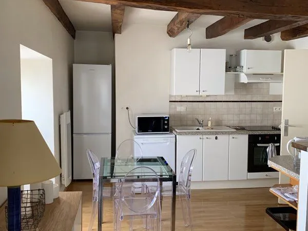 A louer- appartement meublé de 62 m2 (au sol)en duplex à Pleaux 15700 dans rue séminaire piétonne