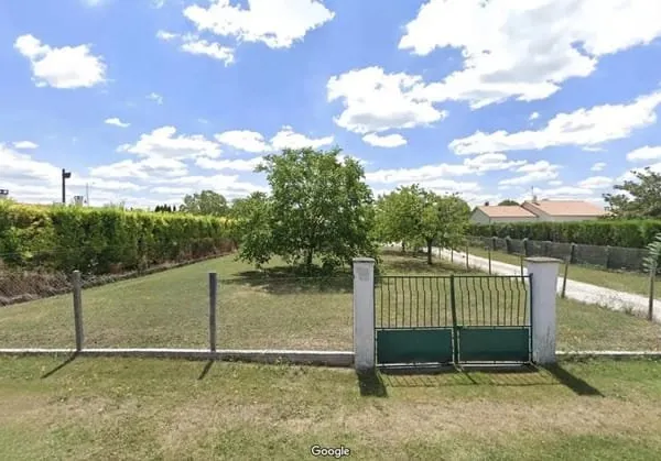 Terrain constructible non viabilisé, clos