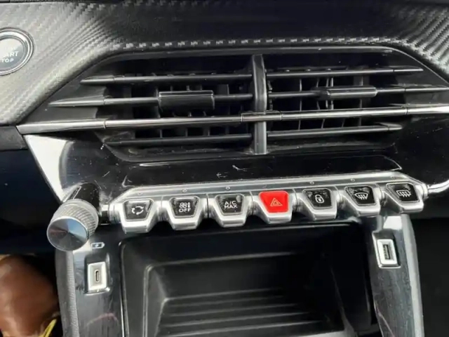 Peugeot 2008 e- 136ch style — photo 14