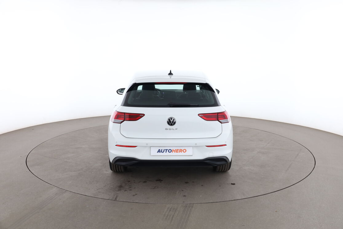 Volkswagen Golf VIII 2.0 TDI SCR DSG7 — photo 4