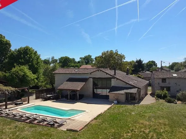 Maison d'Exception à Vendre à Champniers - 295 m² sur Terrain de 4700 m² avec Piscine
