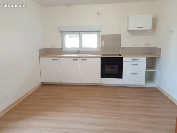 Petite maison avec cour sans vis à vis + parking + box