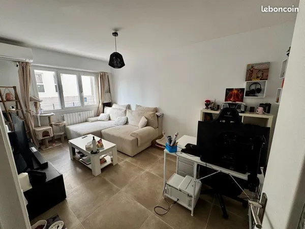 Appartement 2 pièces avec loggia et cave — 1er étage — saint-laurent-du-var