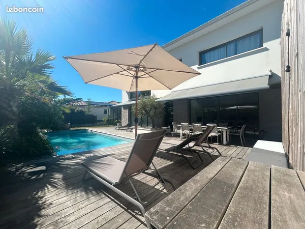 Maison avec piscine proche écoles et tram