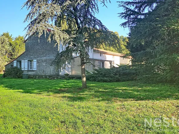 Charmante maison de campagne en pierre avec étang, terrain et nombreuses dépendances à Bazoges-en-Pa