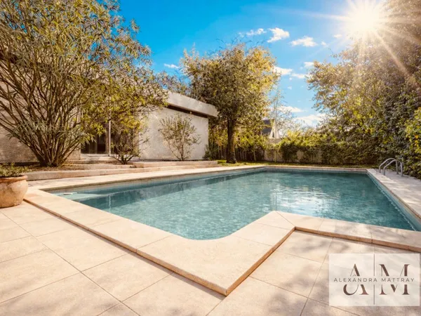 Maison d'architecte de plain pied de 264 m² édifiée sur parcelle de près de 1000 m².