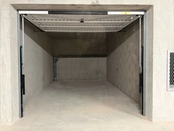 Garage fermé 16 m² - Sous-sol sécurisé - Disponible de suite