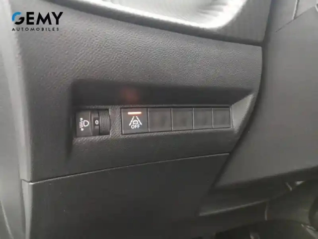 Peugeot 208 puretech 100 s&amp;s eat8 — photo 17