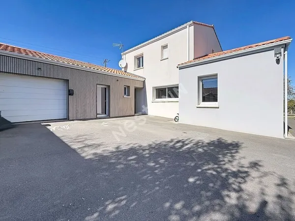 Maison à vendre à OUDON avec 4 chambres, garage, dépendance et grand jardin.