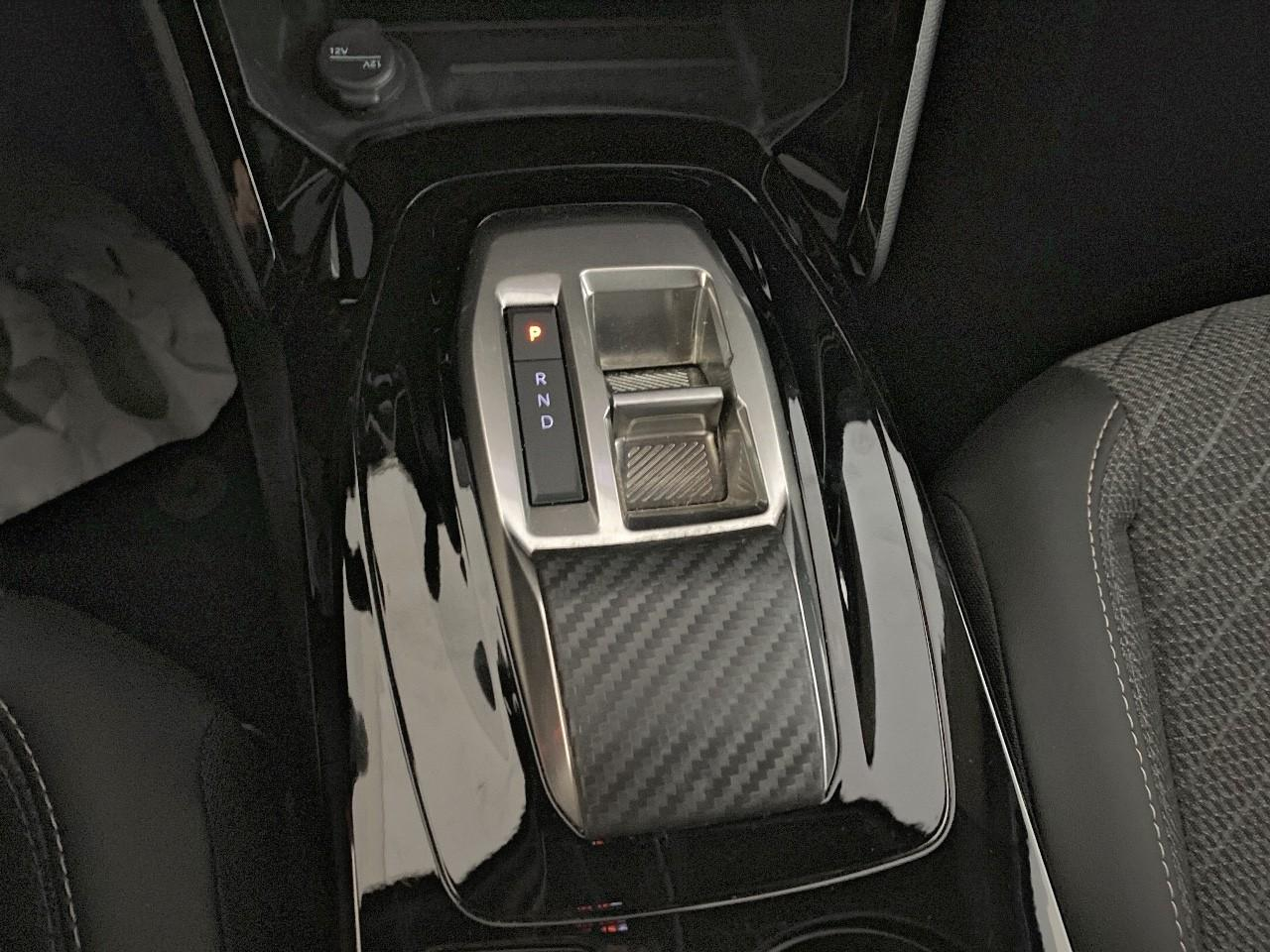 Peugeot 2008 hybrid 145 ch e-dcs6 allure — photo 17