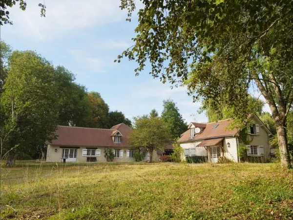 Propriété de caractère avec maisons indépendantes, bois, verger et deux étangs