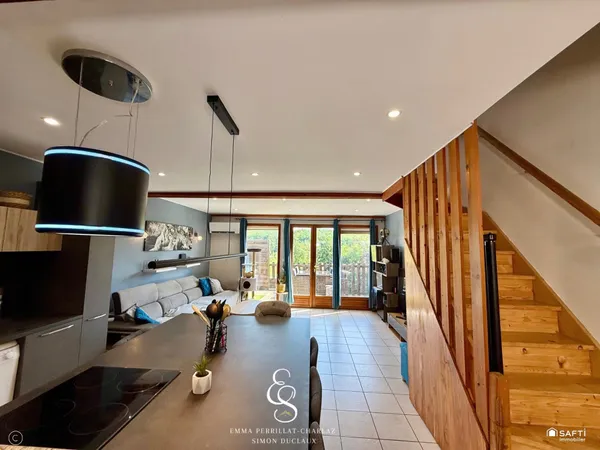 Charmant duplex avec garage, terrasse et terrain