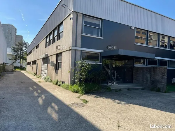 Local d'activité 823 m²
