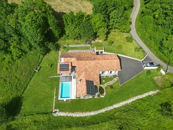 Magnifique maison avec piscine et vue sur les montagnes