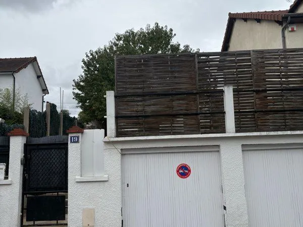 Pavillon en parfait état avec jardin de 475 m², 3 garages et dépendance à Orly
