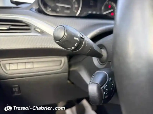 Peugeot 2008 puretech 82ch s&amp;s bvm5 signature — photo 27