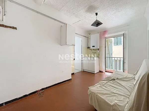 GOLFE JUAN - 27 M2 -2P- CENTRE VILLE - A REFAIRE- SUD -1 MIN DE LA MER