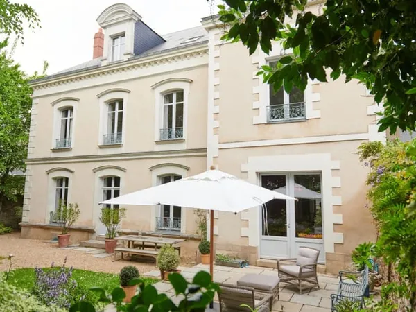 Dans un Passage du Centre Ville, Véritable Hôtel Particuler de