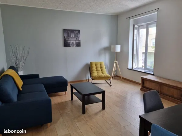 Appartement meublé fraîchement rénové très spacieux et lumineux. Proche Néoma