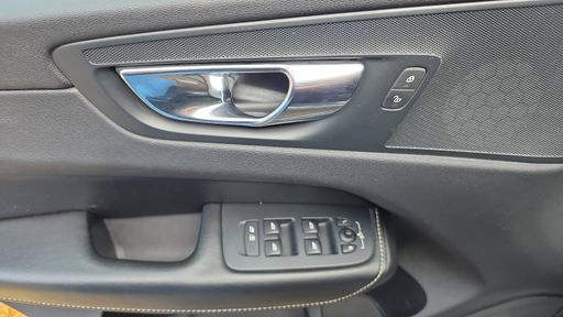Volvo XC60 2.0 D4 190 Geartronic8 - R-Design – 2018 – 152000 km – Diesel – Boîte Automatique — photo 8