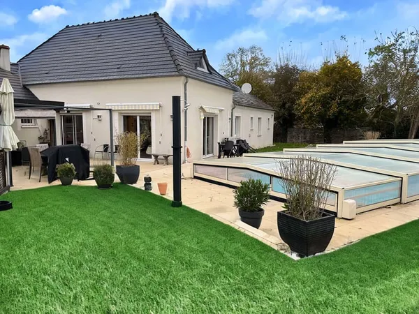 À Saint-Parize-Le-Châtel, propriété avec terrasse à acheter