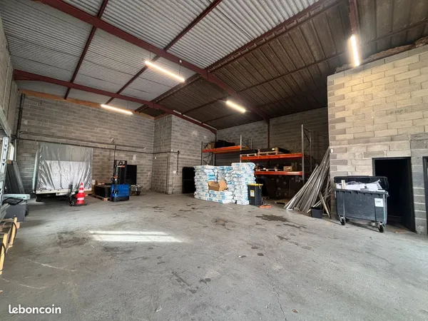 Local d’activité et entrepôt Location Lunel  210m² 2200€