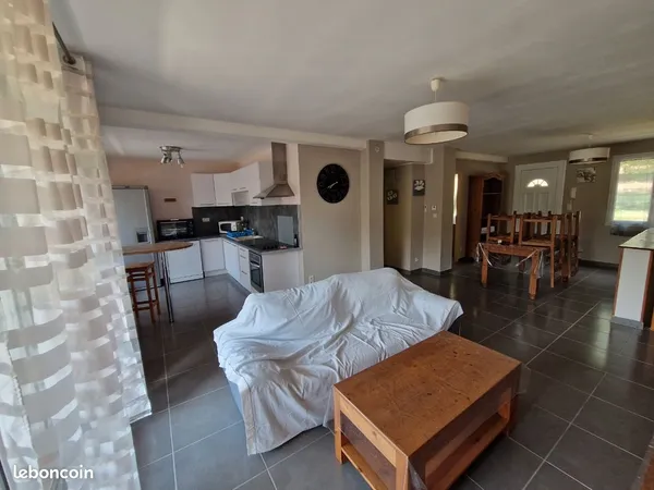 Description: Appartement T2 meublé dans petite résidence familiale