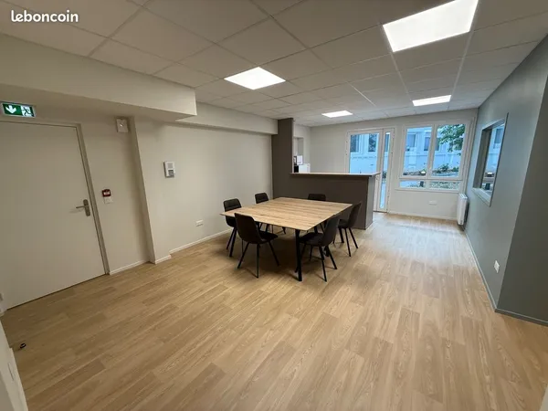À louer - 4 bureaux, 90 m², en rez-de-chaussée à Laval - Proche gare