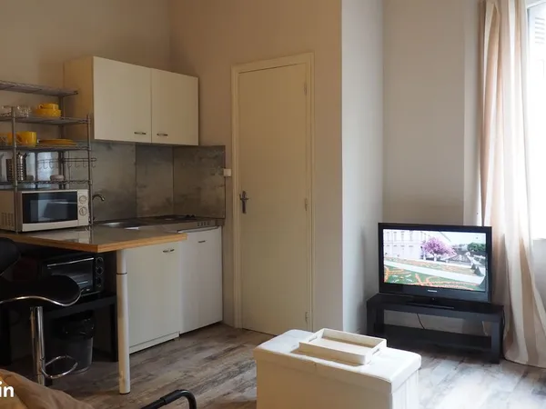 Joli studio face au Champ de la Ville, entièrement équipée