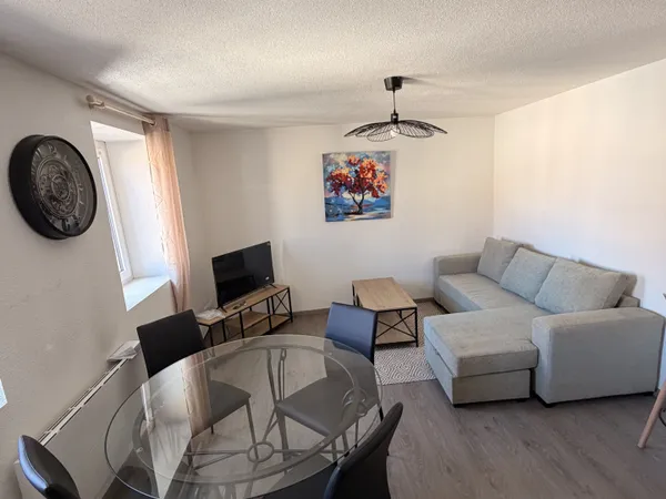 T2 meublé avec mobilier neuf avec place de parking