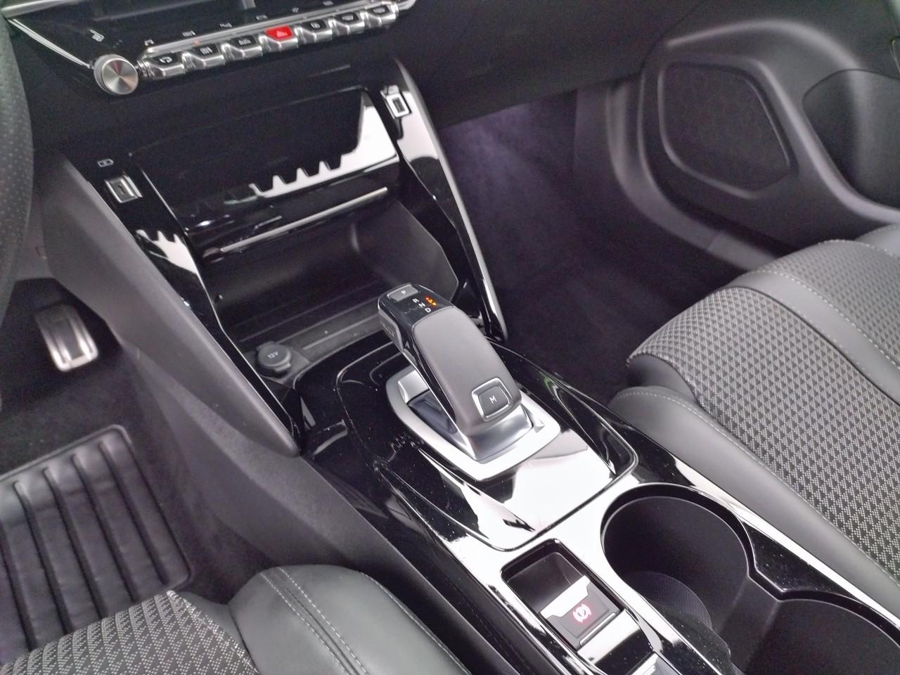 Peugeot 2008 puretech 130 s&s eat8 gt — photo 18