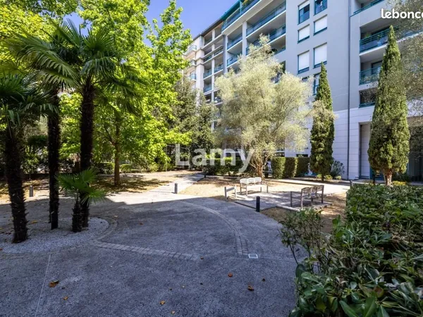 Parking 76 m²