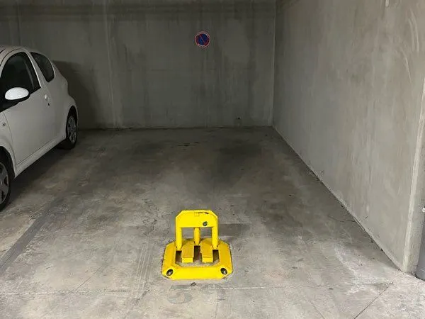 Place de parking privative sécuriser par de portails + caméras